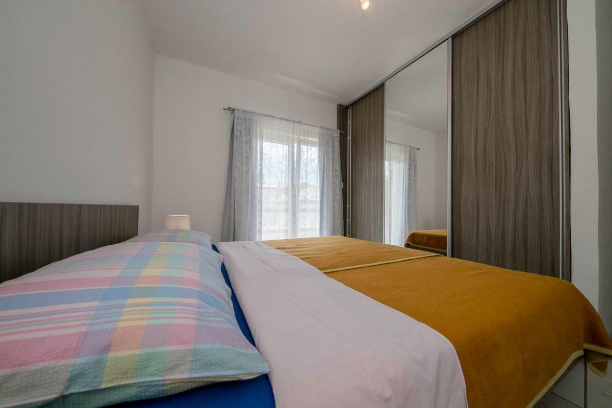 Apartman Jasmina Banjol Esterno foto